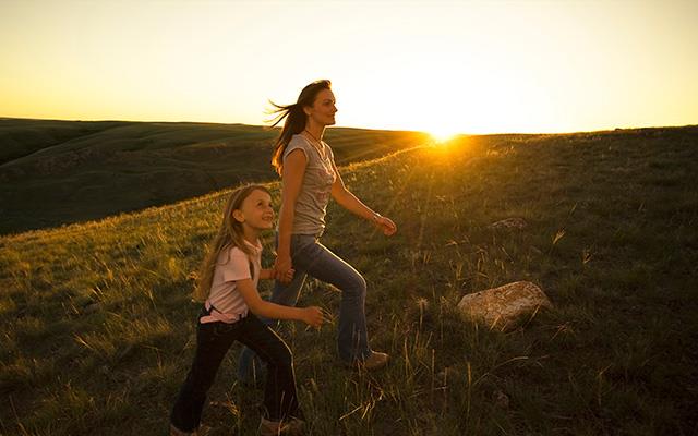 mère et fille au coucher du soleil